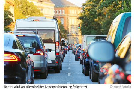 Vor allem durch Straßenverkehr wie von dieser stark befahrenen Straße gelangt viel Benzol in die Luft.