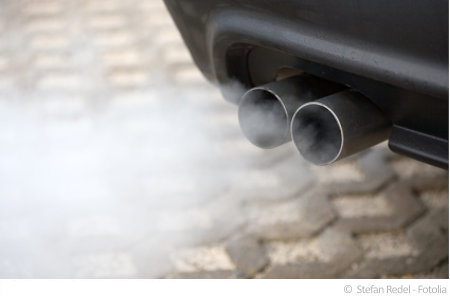 Autos geben zahlreiche Schadstoffe an die Luft in der Garage ab.