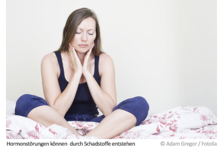 Eine Frau fühlt sich unwohl. So wie ihr geht es vielen: Zahlreiche Menschen leiden unter Hormonstörungen.