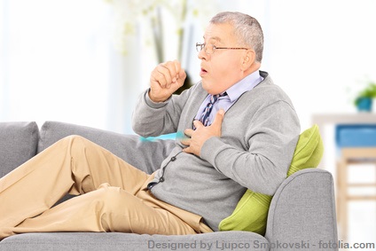 Mann sitzt auf Sofa und hustet: Luftanalyse Büro